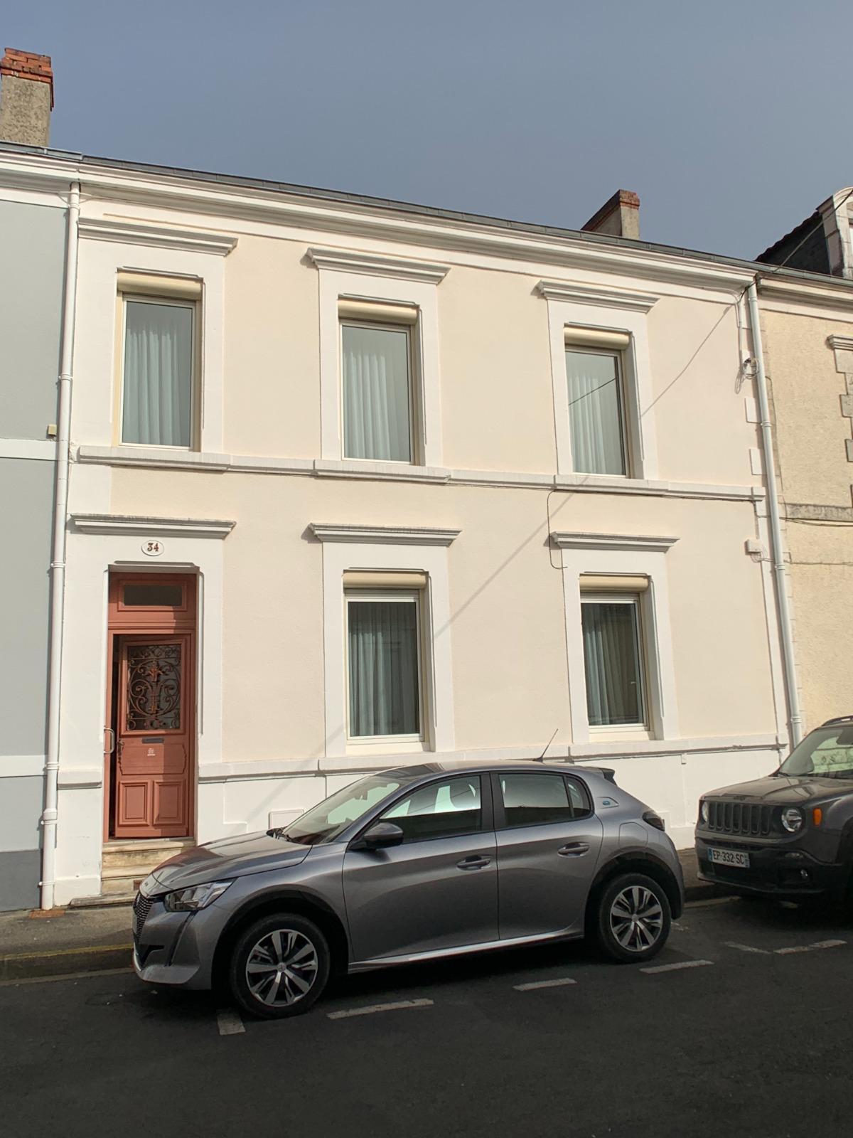 Maison de ville en très bon état général - jardin et double garage