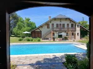 Belle maison atypique sur terrain de 5783 m2 avec piscine - 7/8 chambres - belle réception