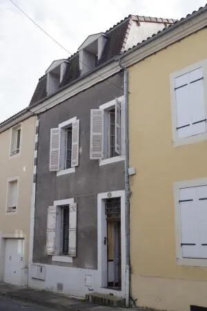 Immeuble en RDC + 2  niveaux à vendre dans le centre de PERIGUEUX  -145 m²