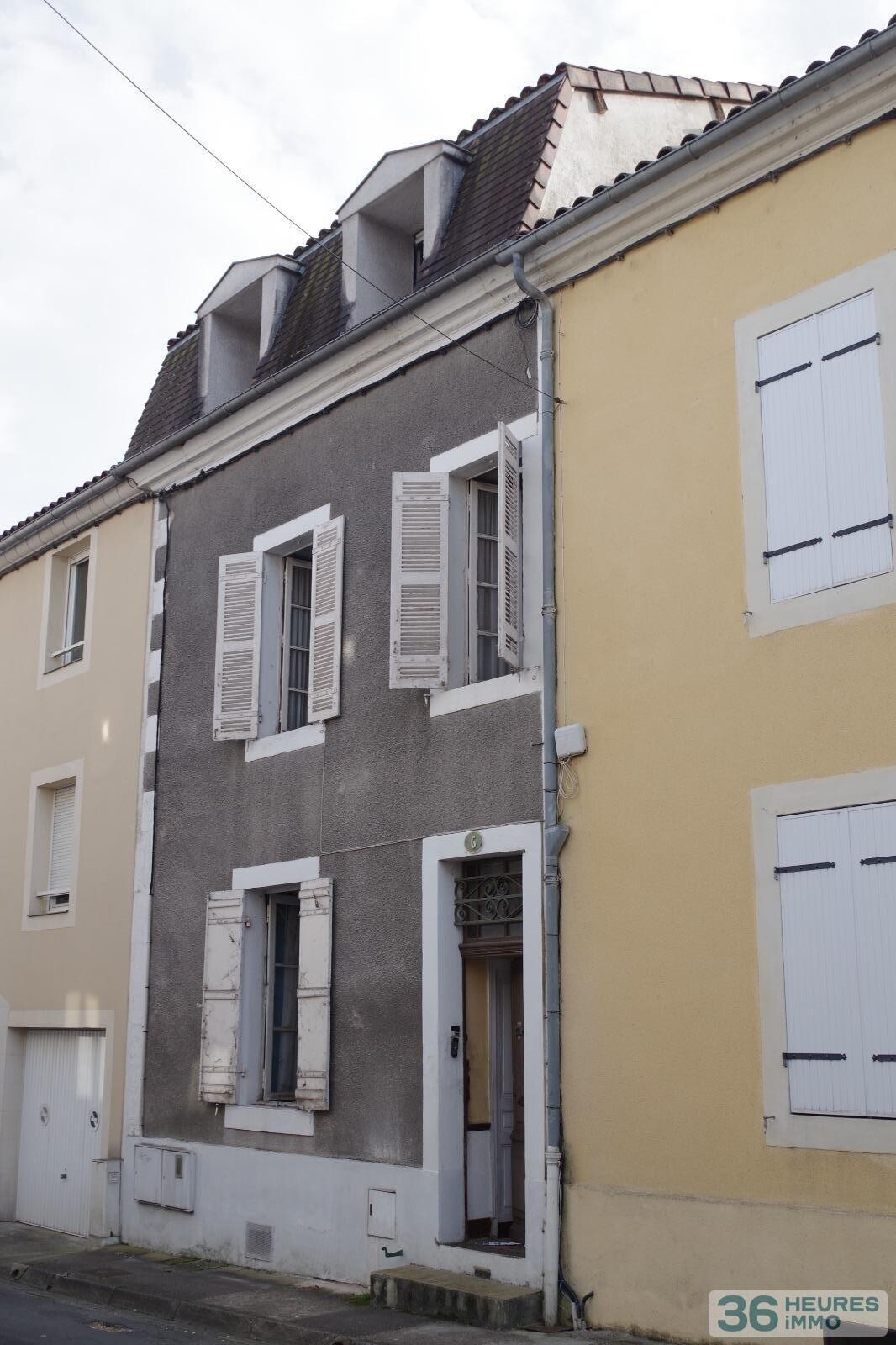 Immeuble en RDC + 2  niveaux à vendre dans le centre de PERIGUEUX  -145 m²