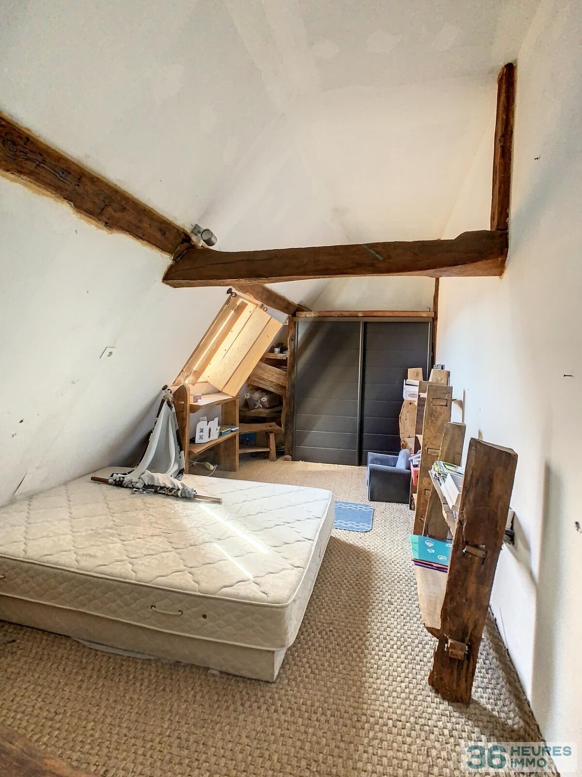 Ensemble immobilier - maison + grange + dépendances sur vaste terrain