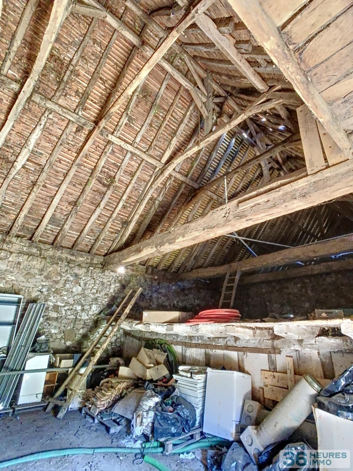 Ensemble immobilier - maison + grange + dépendances sur vaste terrain