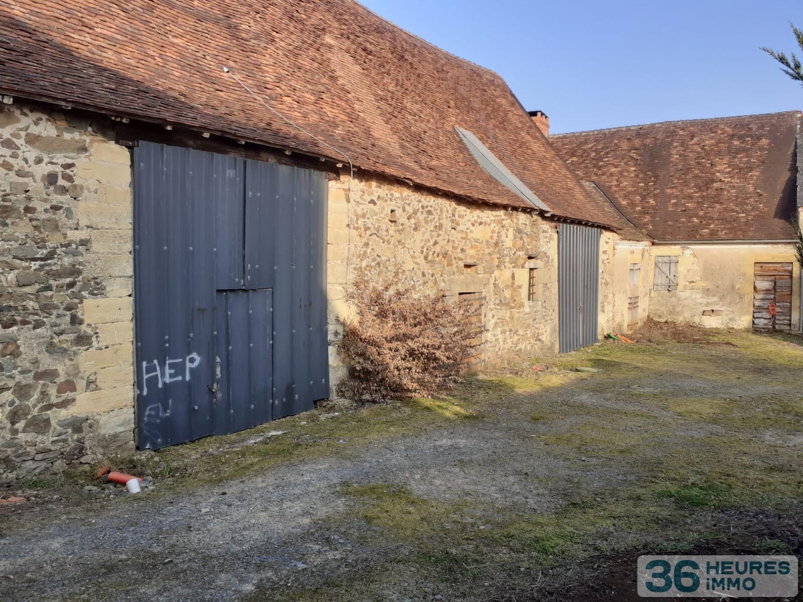 Ensemble immobilier - maison + grange + dépendances sur vaste terrain