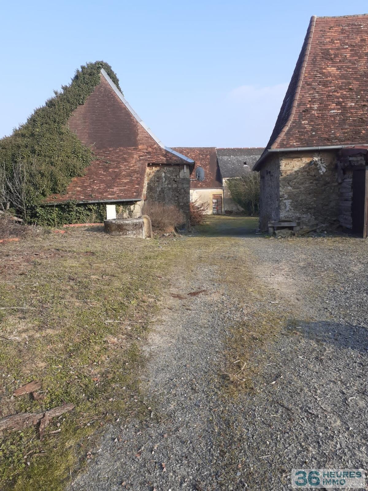 Ensemble immobilier - maison + grange + dépendances sur vaste terrain