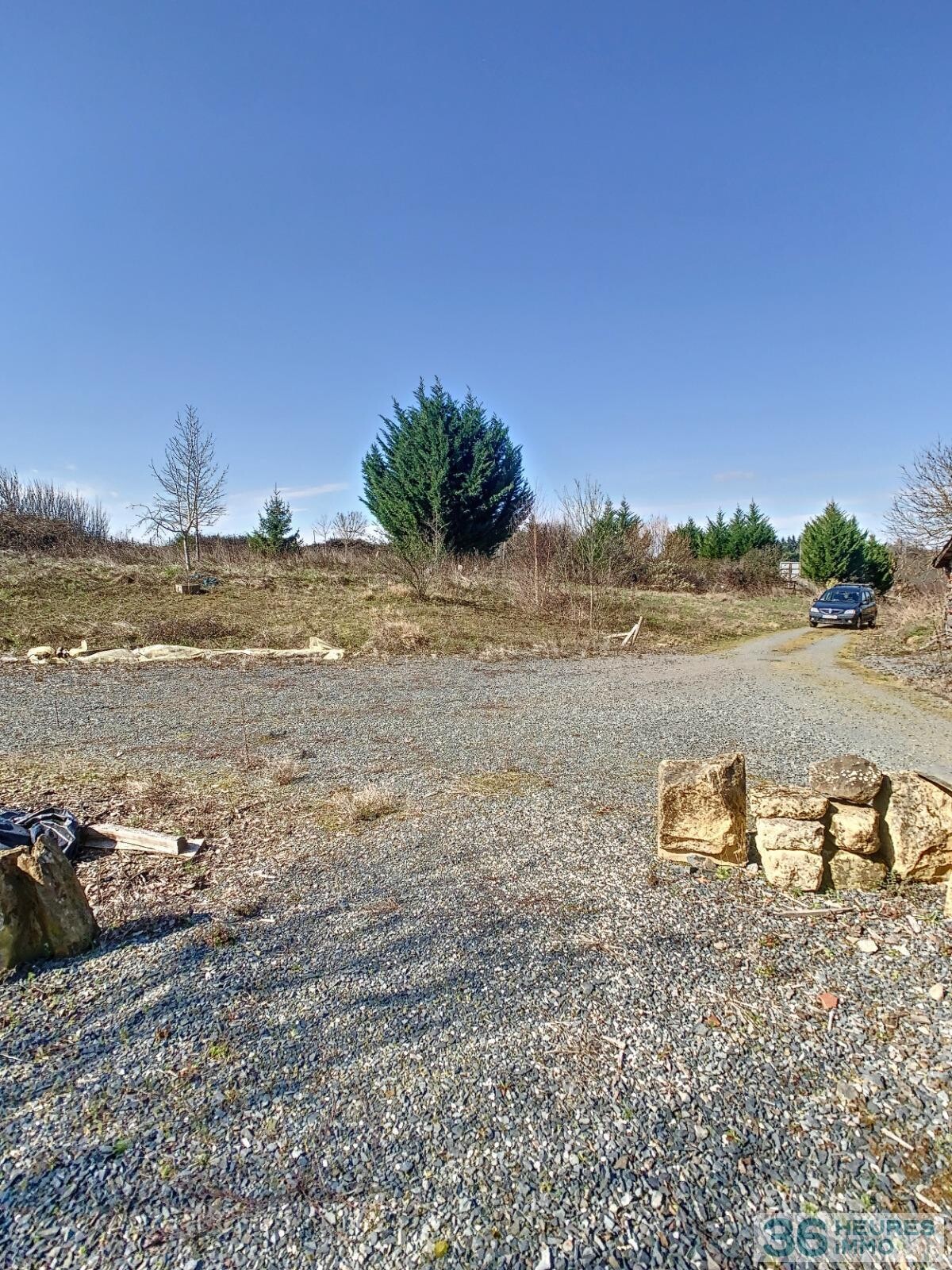 Ensemble immobilier - maison + grange + dépendances sur vaste terrain