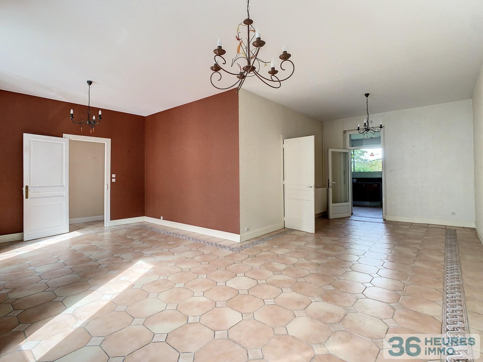 Maison de ville en très bon état général - jardin et double garage