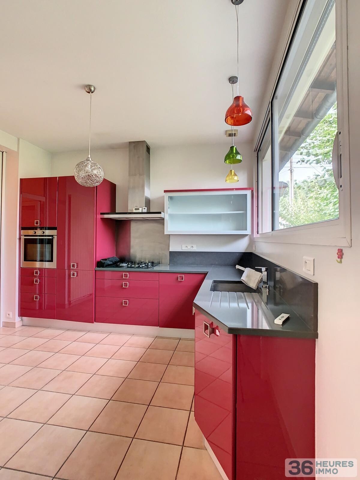 Maison de ville en très bon état général - jardin et double garage