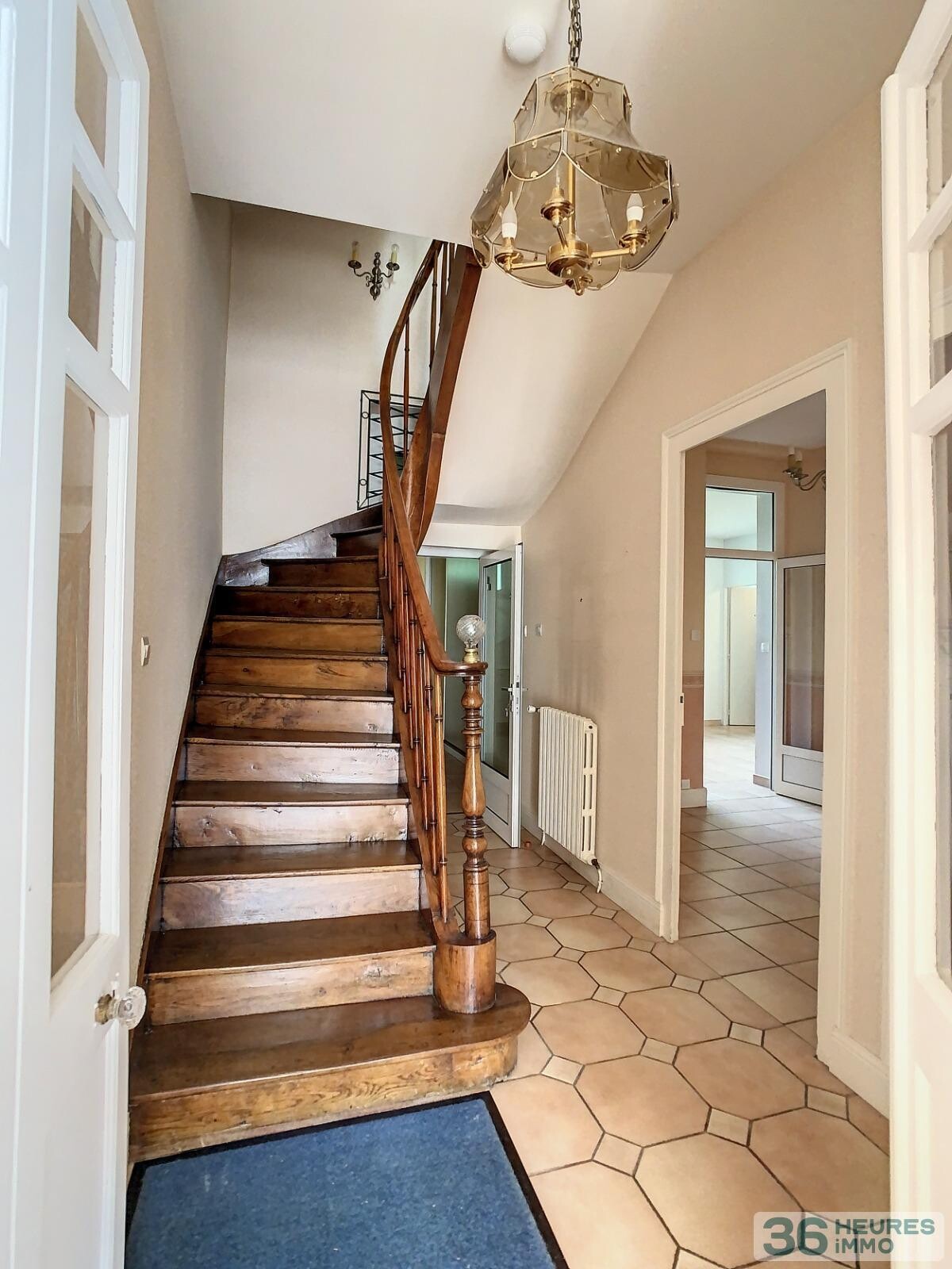 Maison de ville en très bon état général - jardin et double garage