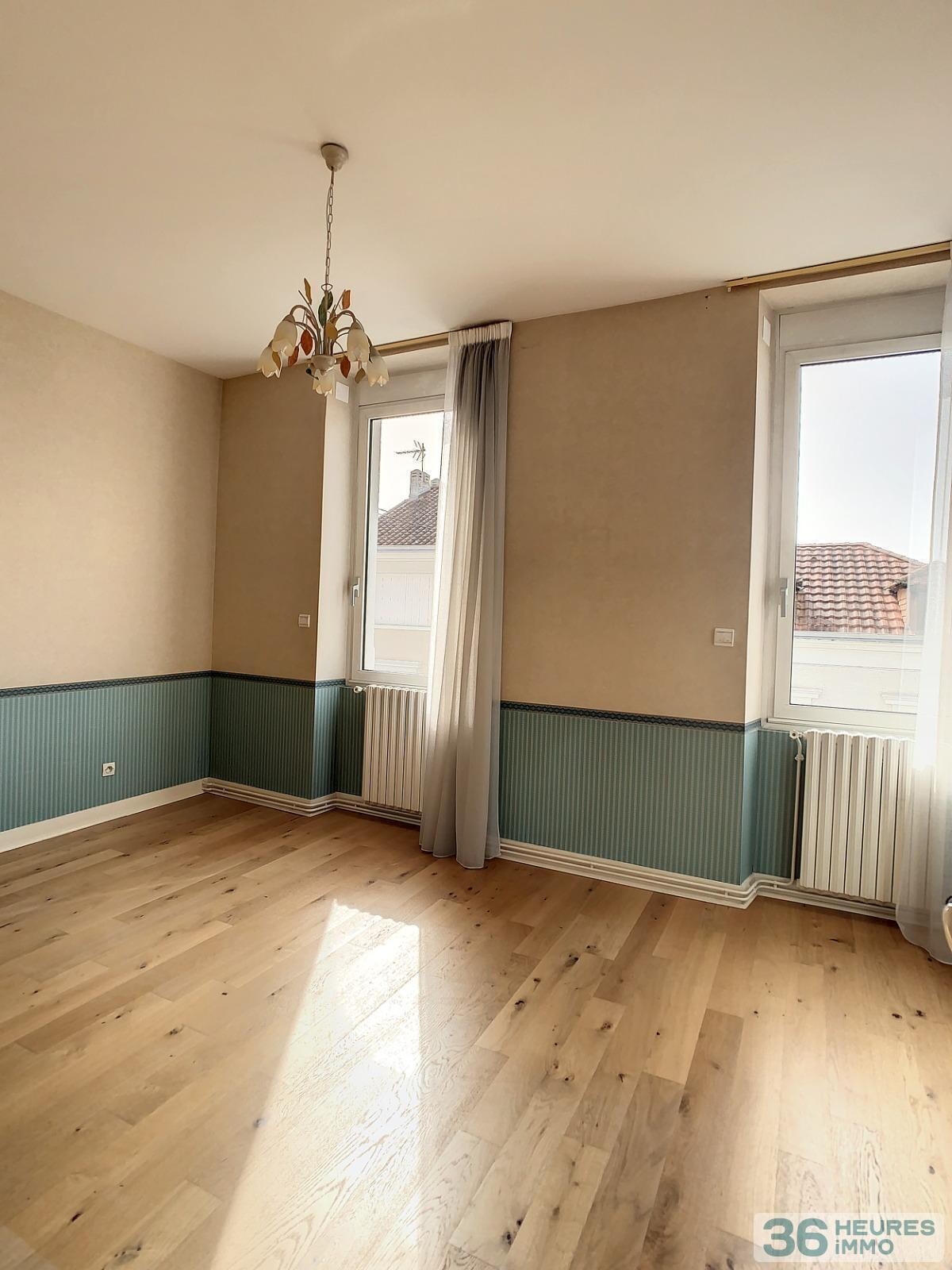 Maison de ville en très bon état général - jardin et double garage