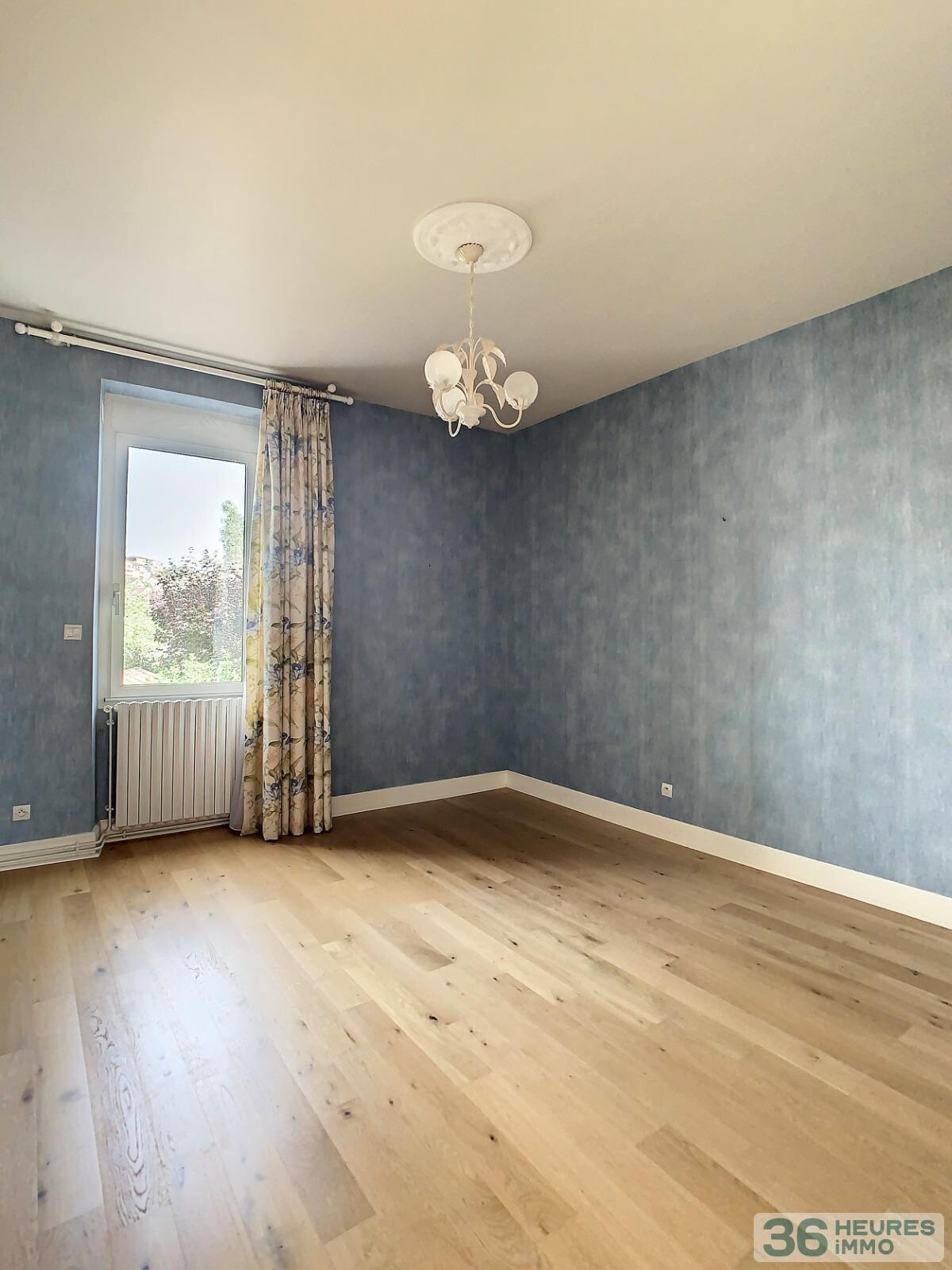 Maison de ville en très bon état général - jardin et double garage