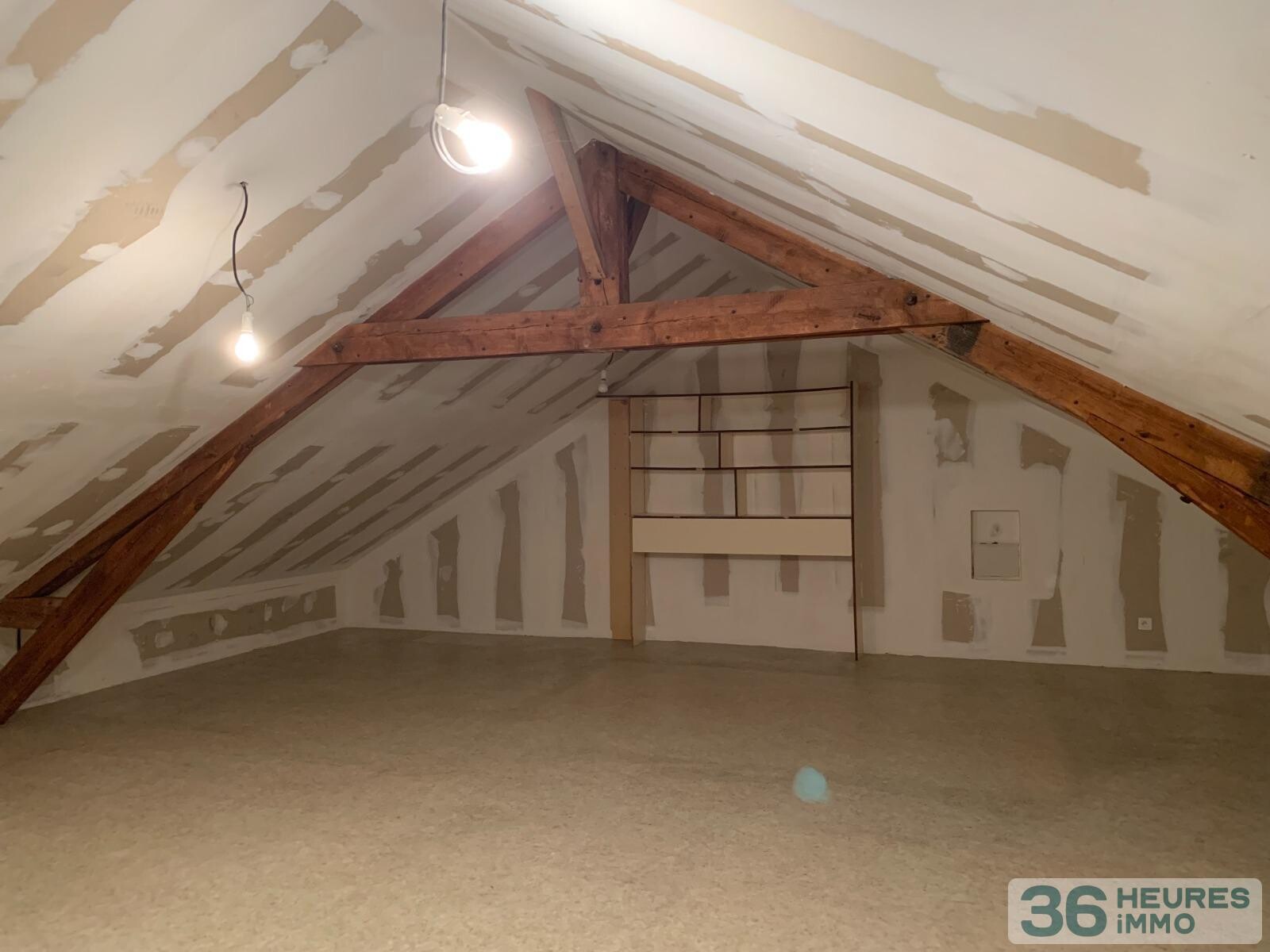 Maison de ville en très bon état général - jardin et double garage