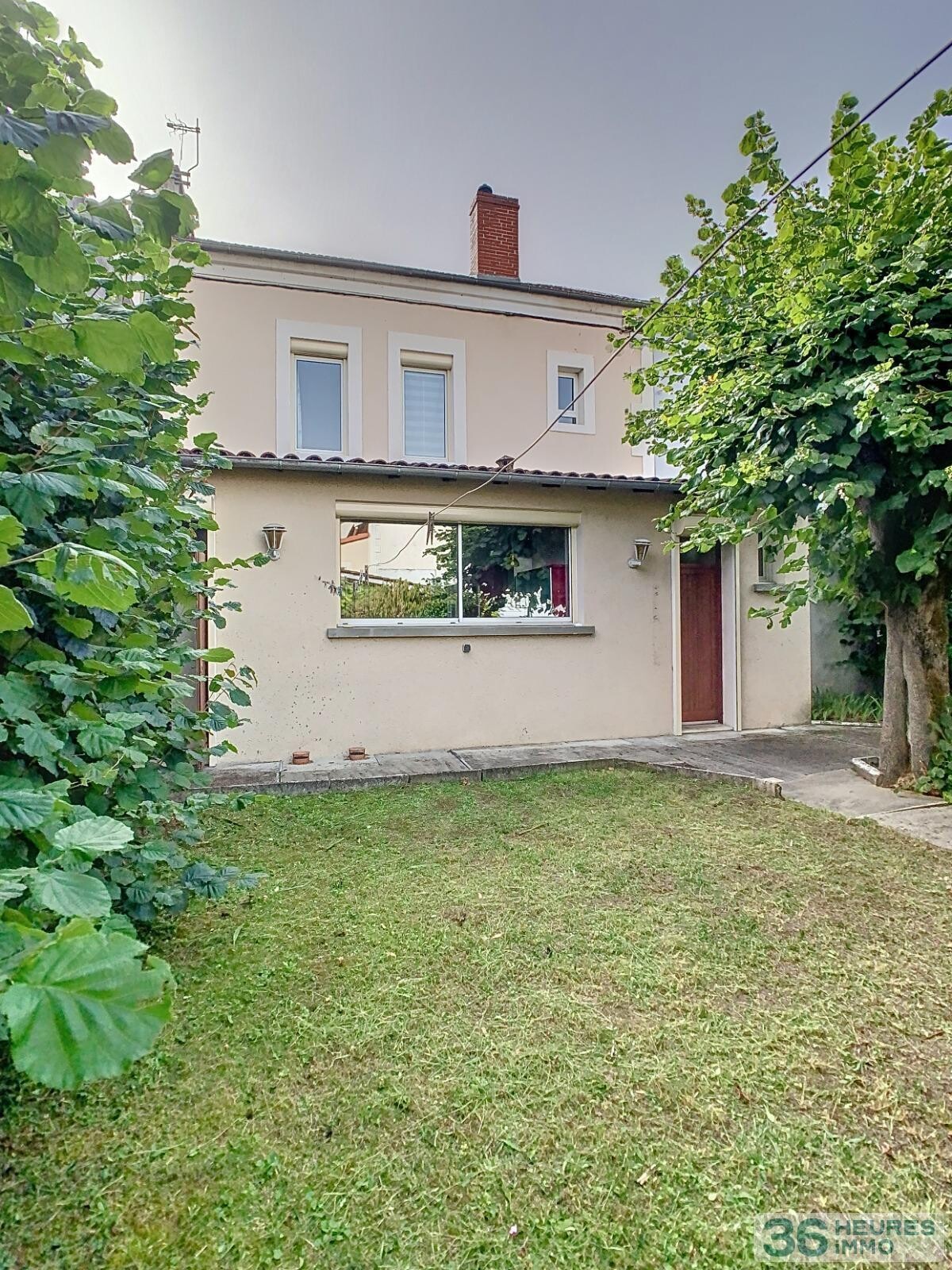 Maison de ville en très bon état général - jardin et double garage