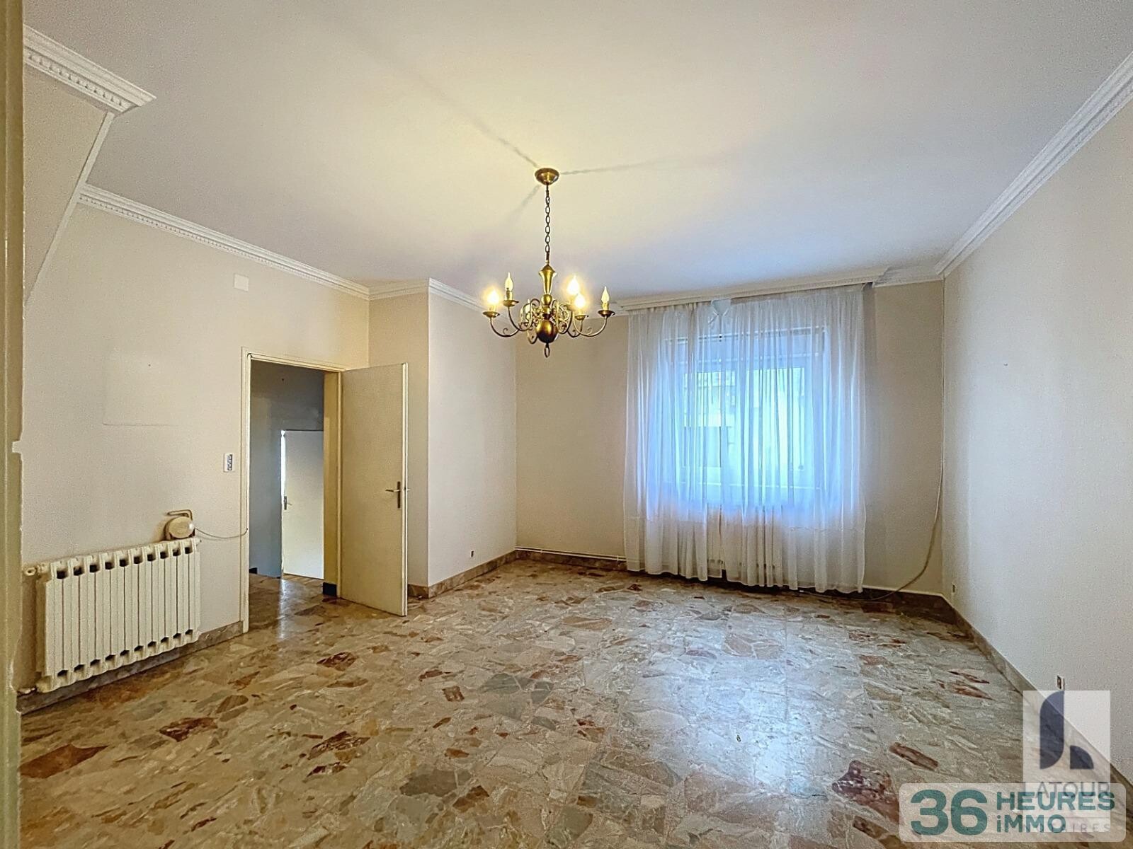 Maison avec garage et jardin