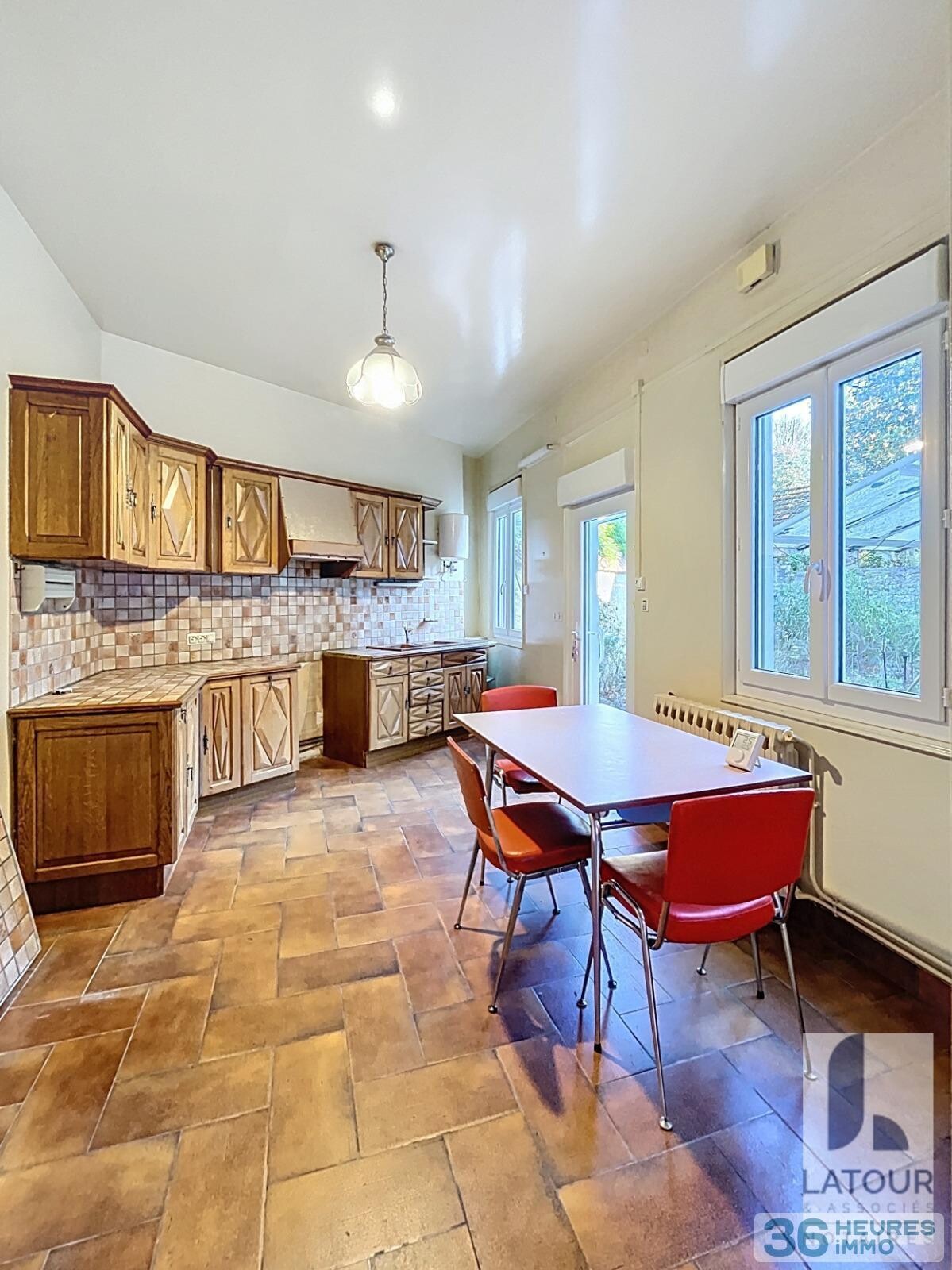 Maison avec garage et jardin