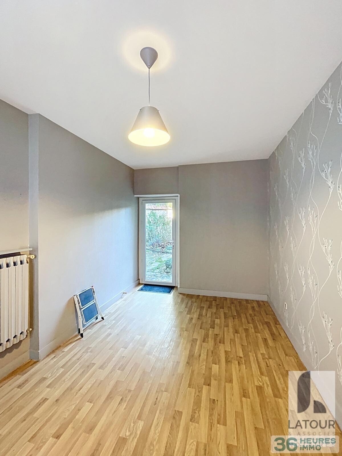 Maison avec garage et jardin