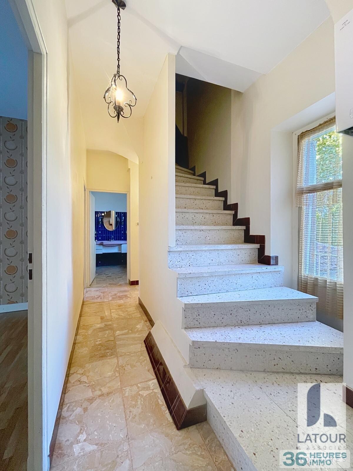 Maison avec garage et jardin