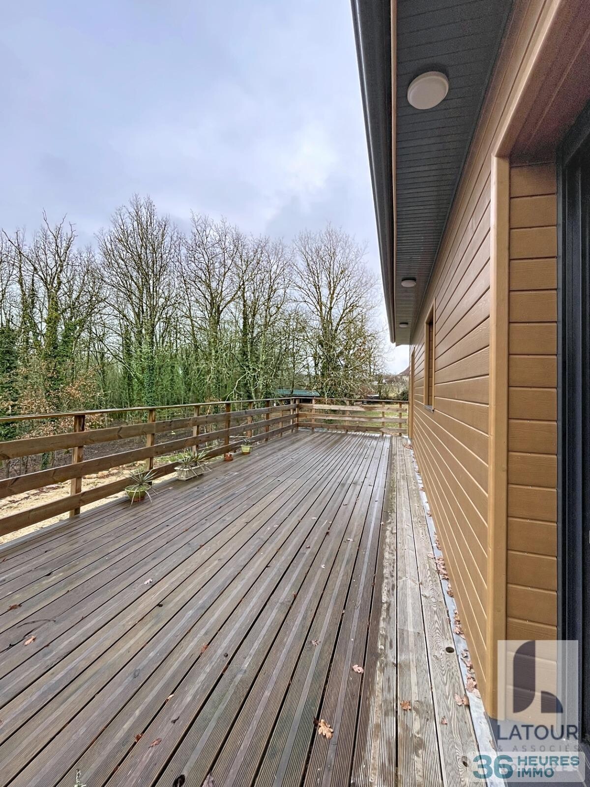 Maison en ossature bois sur sous-sol avec terrasse et vue sur la forêt