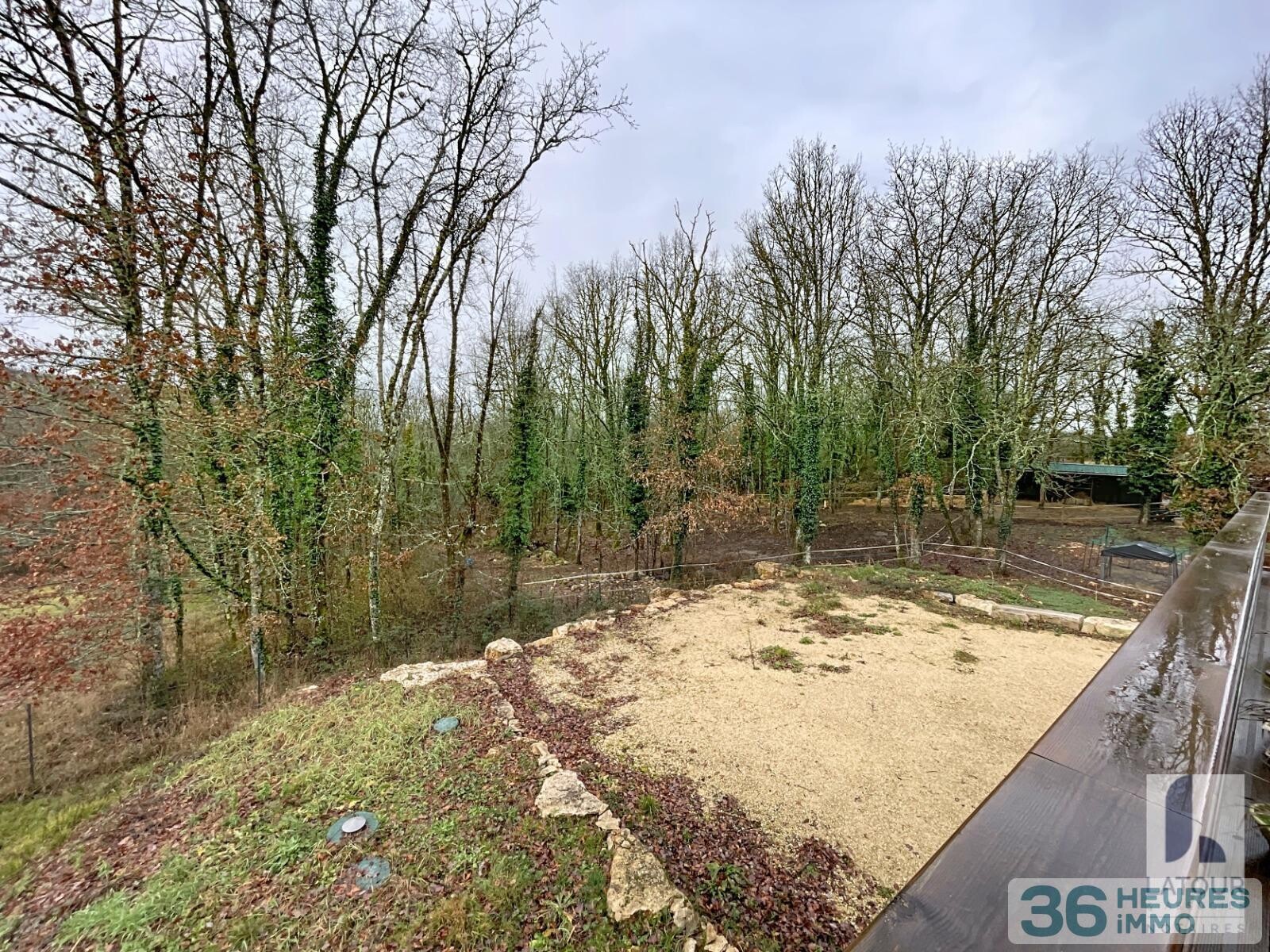 Maison en ossature bois sur sous-sol avec terrasse et vue sur la forêt