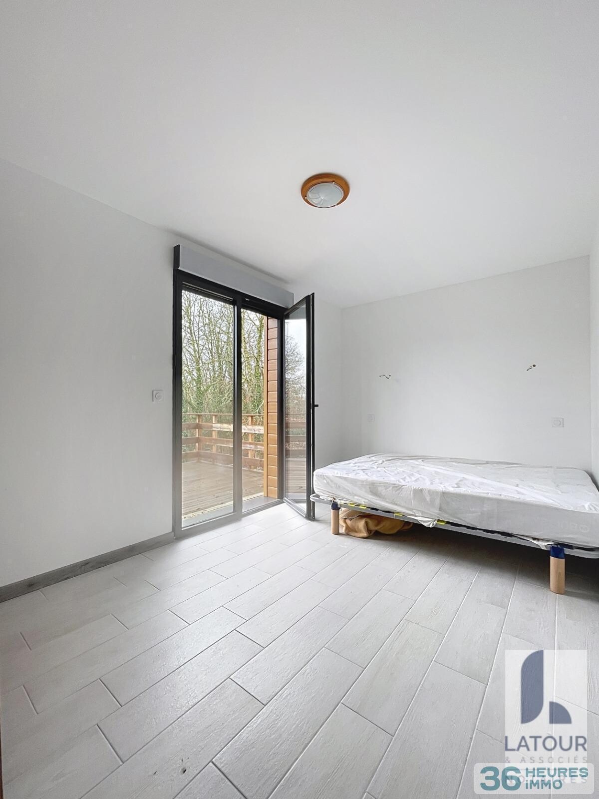 Maison en ossature bois sur sous-sol avec terrasse et vue sur la forêt