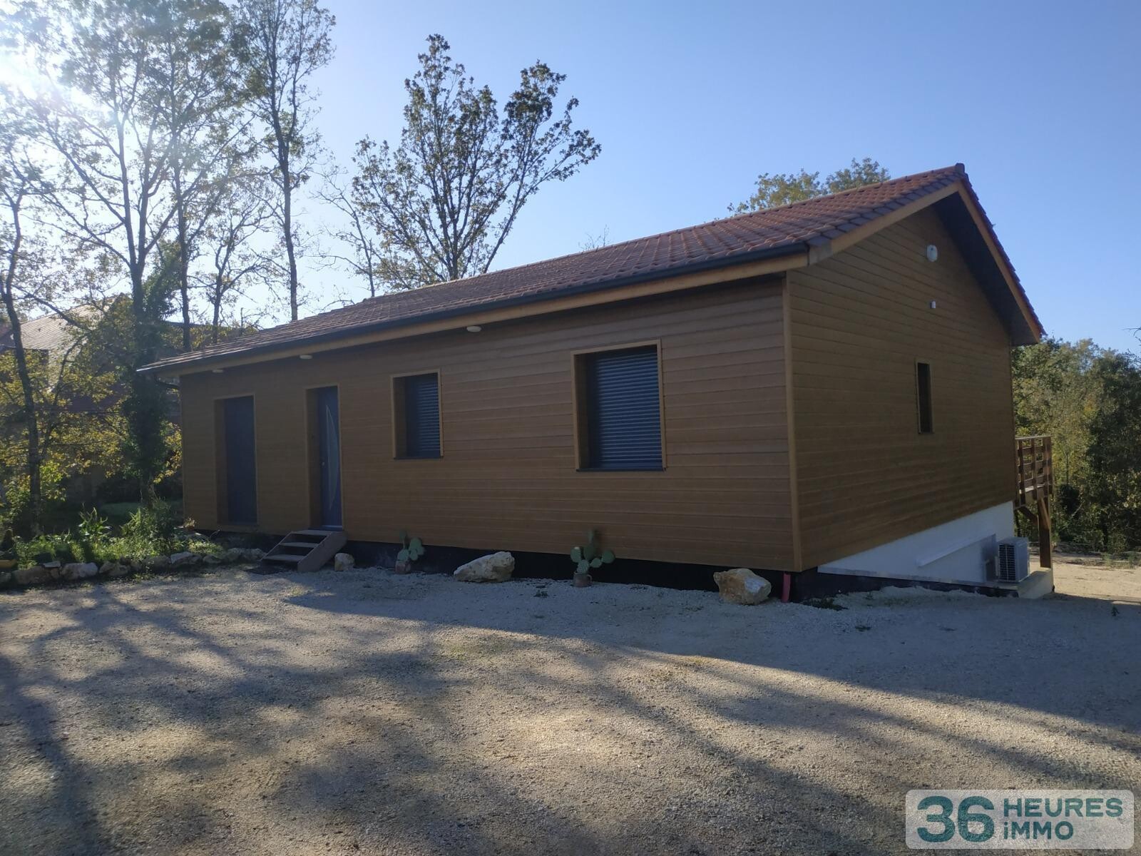 Maison en ossature bois sur sous-sol avec terrasse et vue sur la forêt