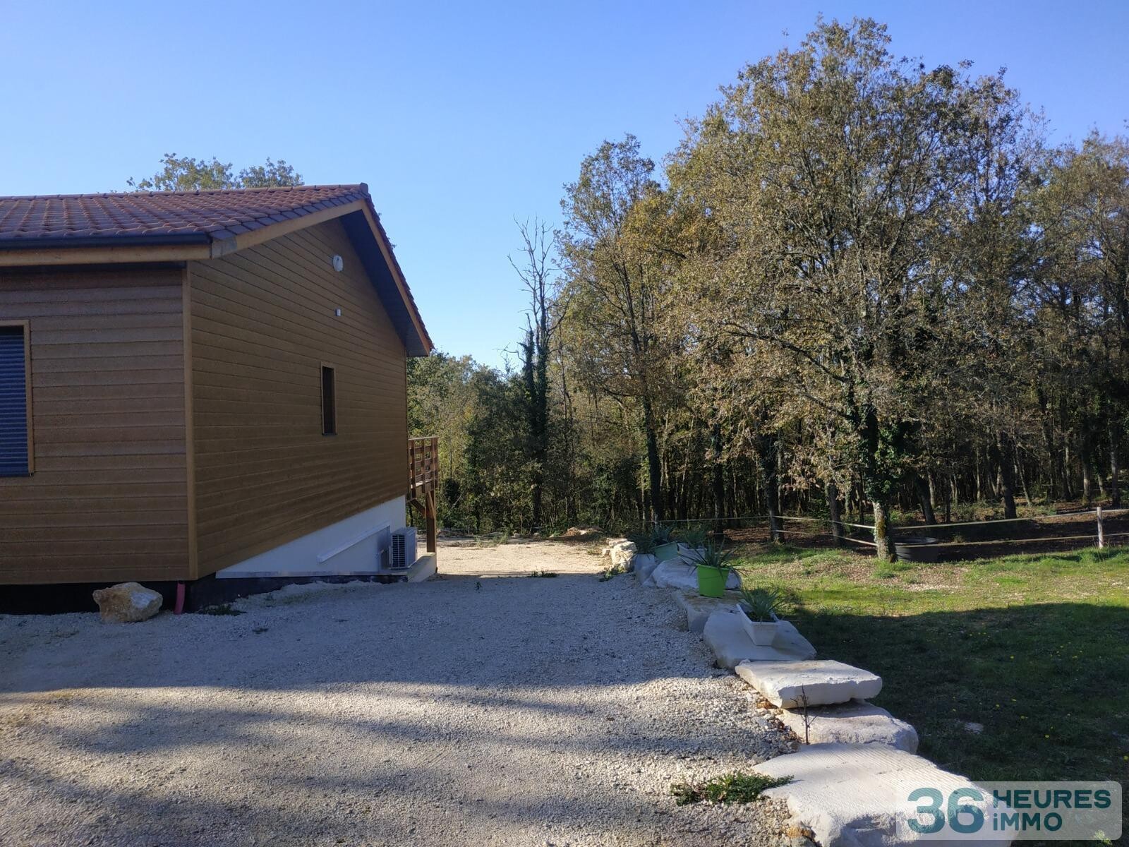 Maison en ossature bois sur sous-sol avec terrasse et vue sur la forêt
