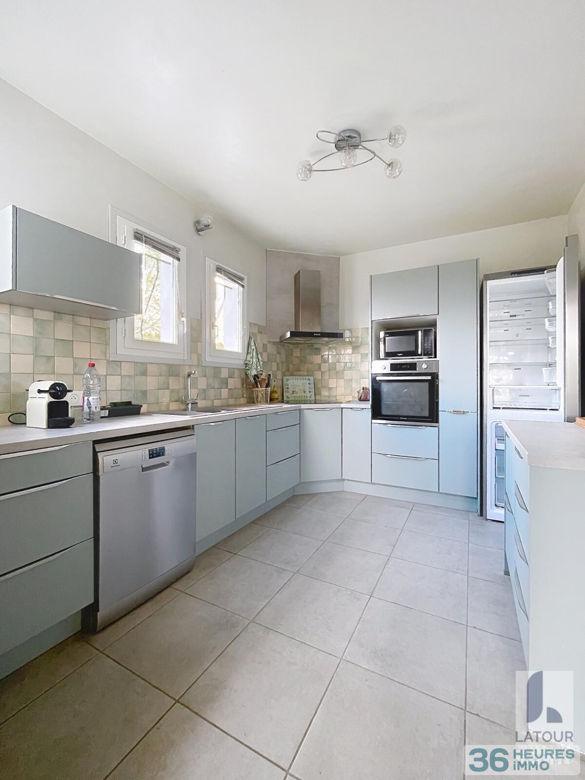 Maison de style provencal avec garage, piscine et vaste terrain