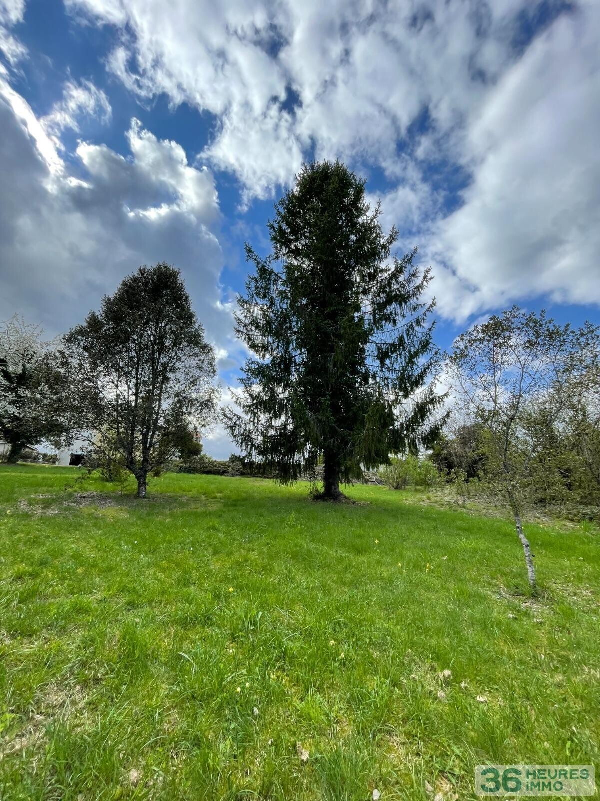 Maison de style provencal avec garage, piscine et vaste terrain