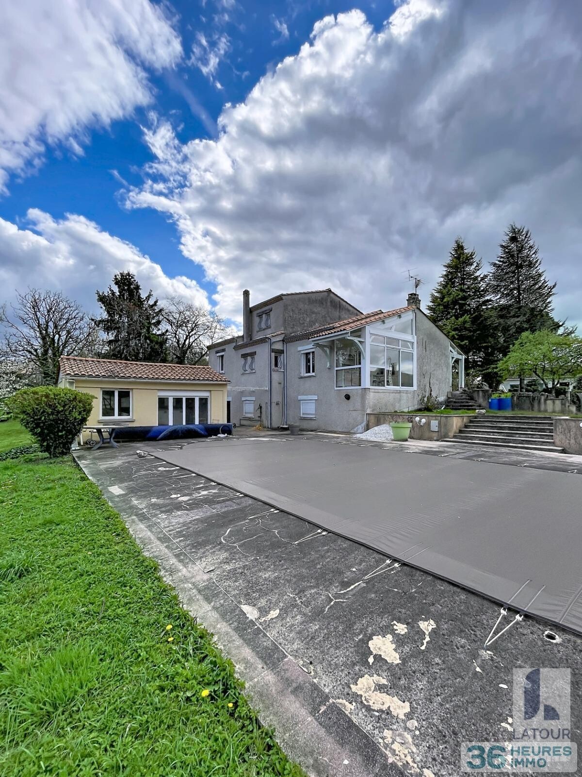 Maison de style provencal avec garage, piscine et vaste terrain