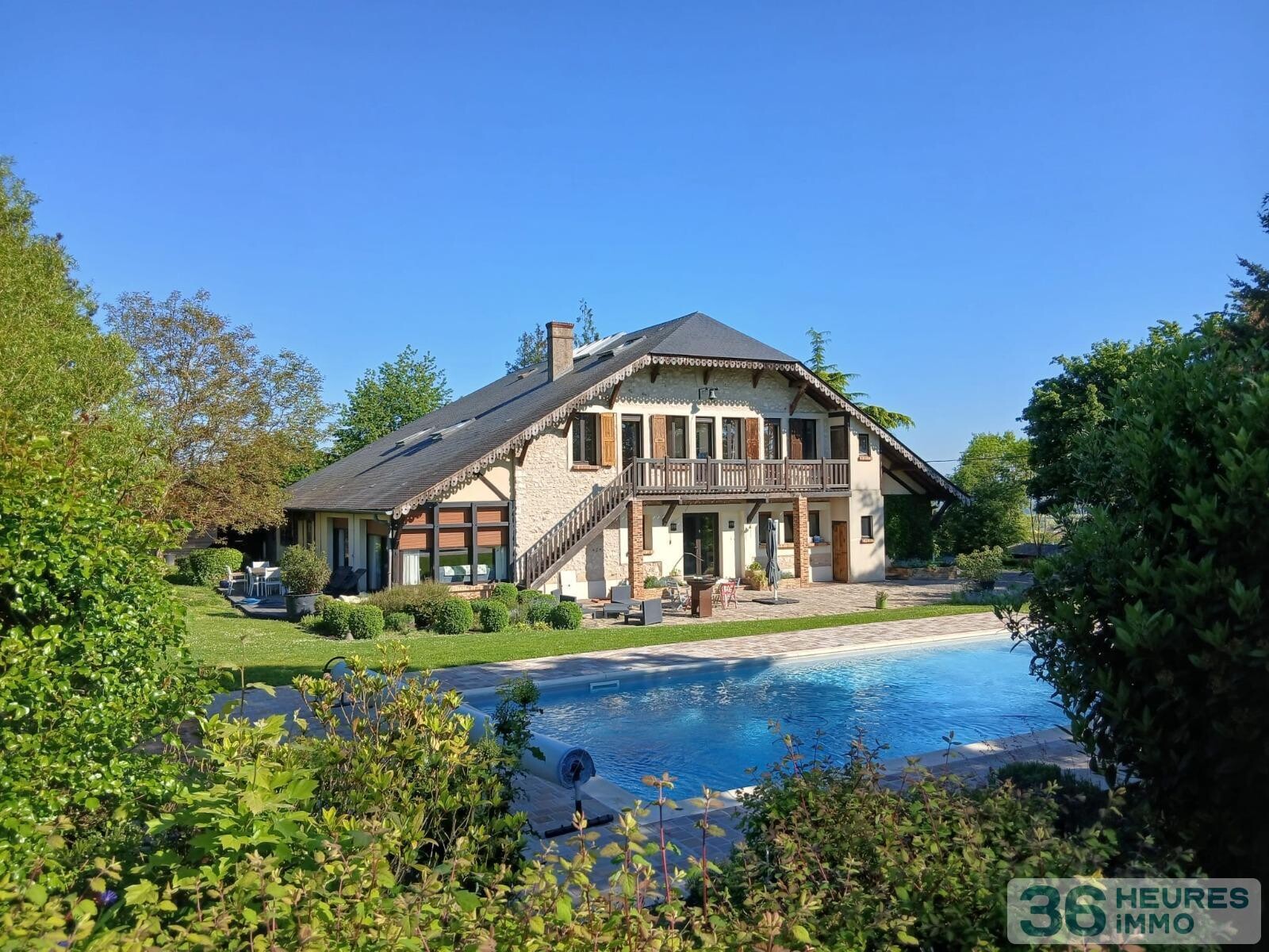 Belle propriété sur terrain de 5783 m2 avec piscine