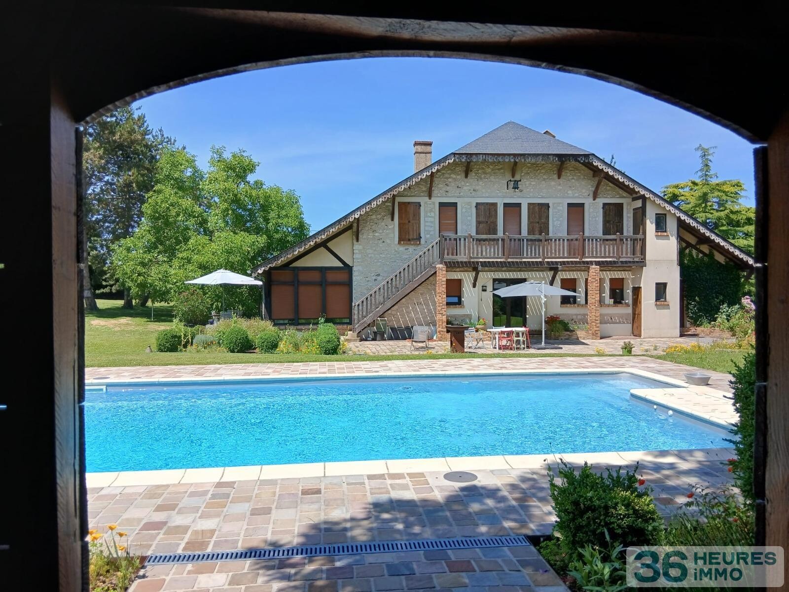 Belle propriété sur terrain de 5783 m2 avec piscine