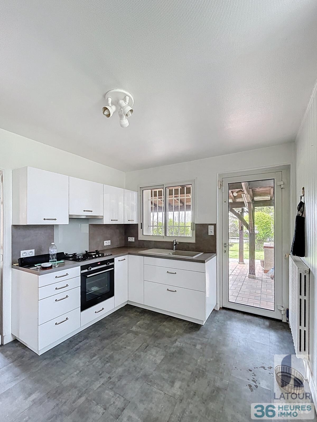 Maison avec garage jardin et piscine