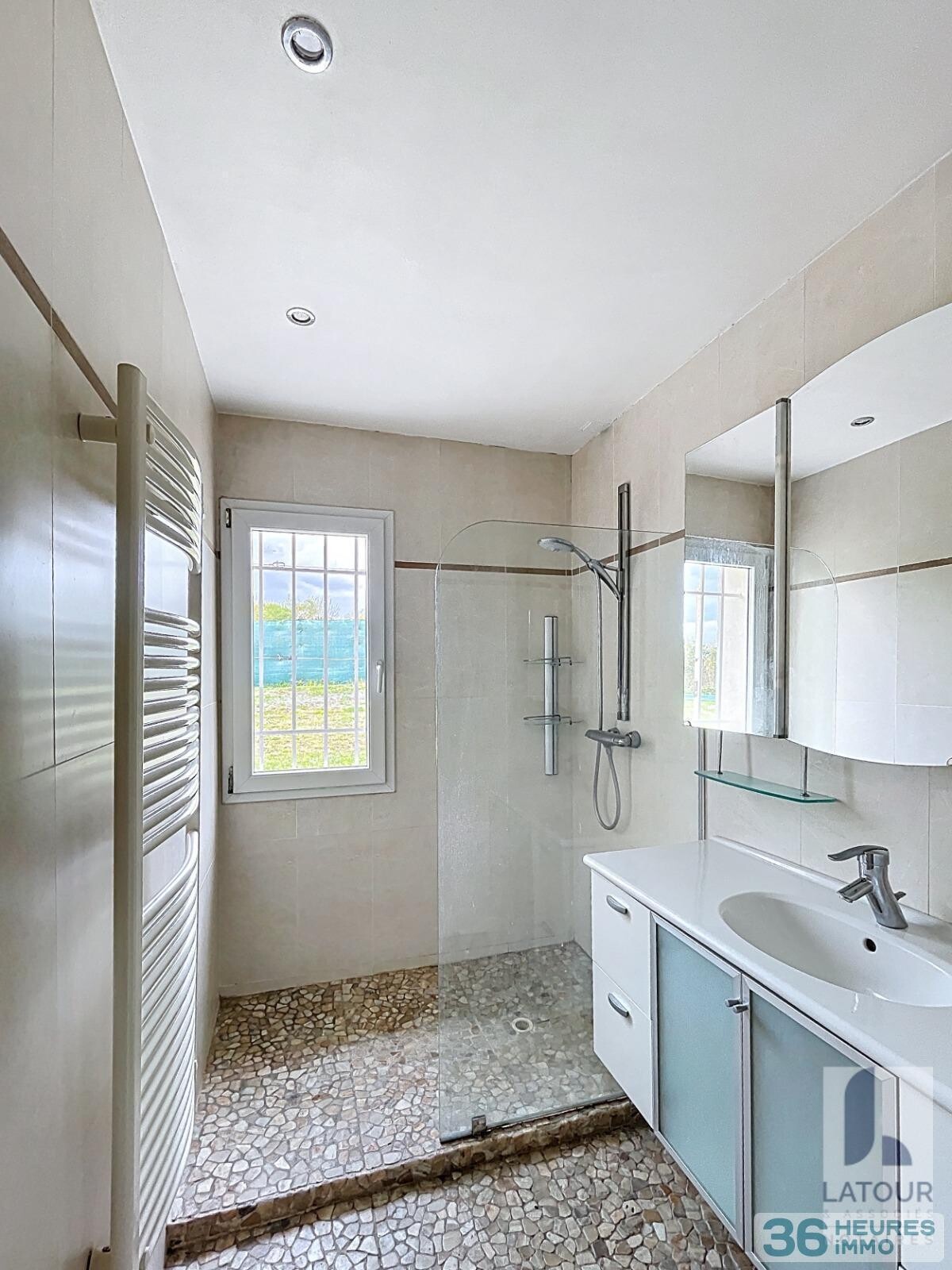 Maison avec garage jardin et piscine