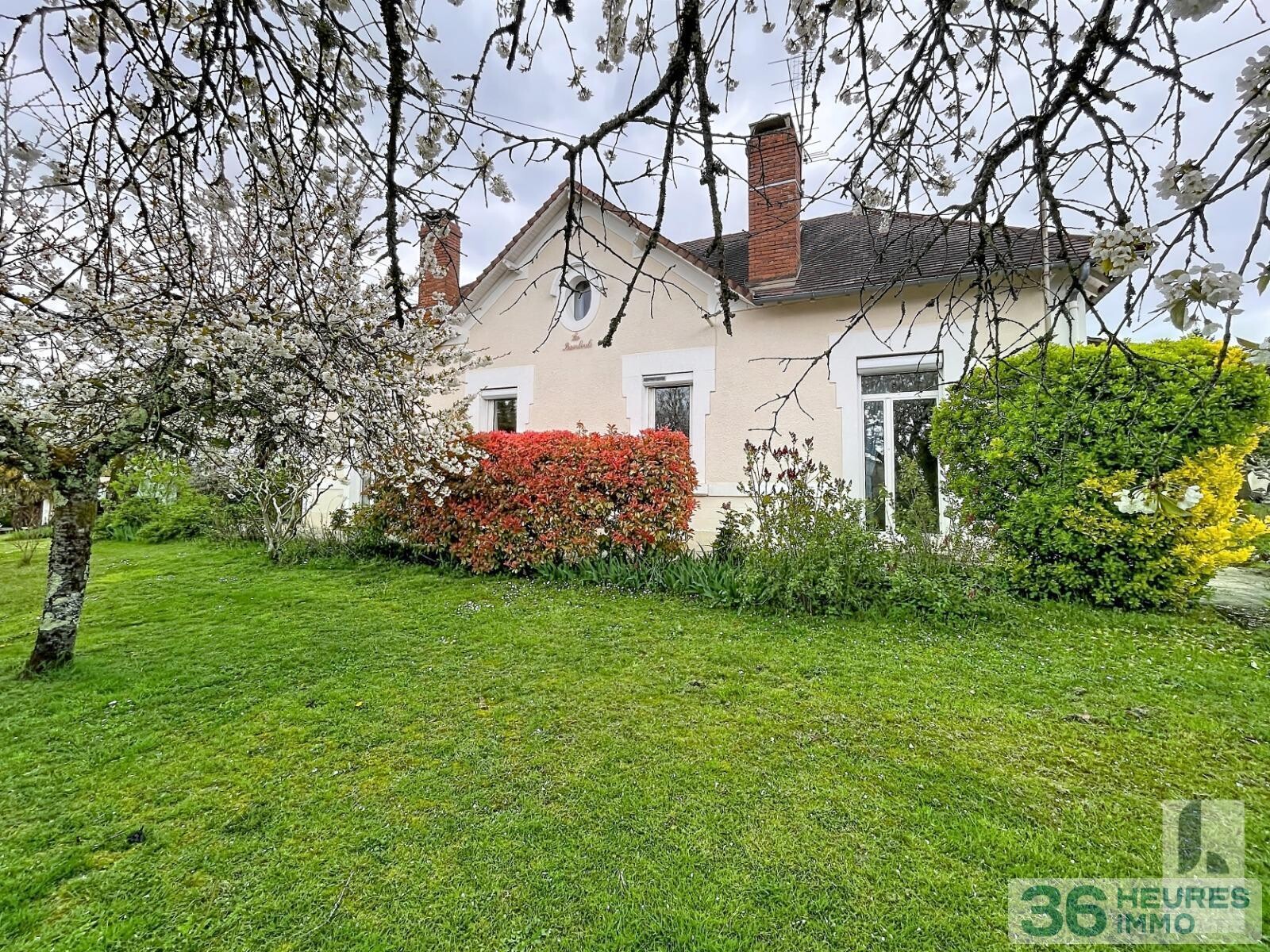 Maison avec garage jardin et piscine