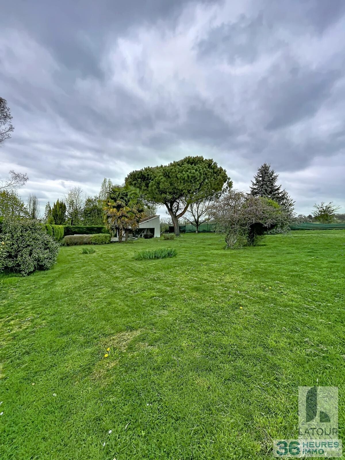 Maison avec garage jardin et piscine