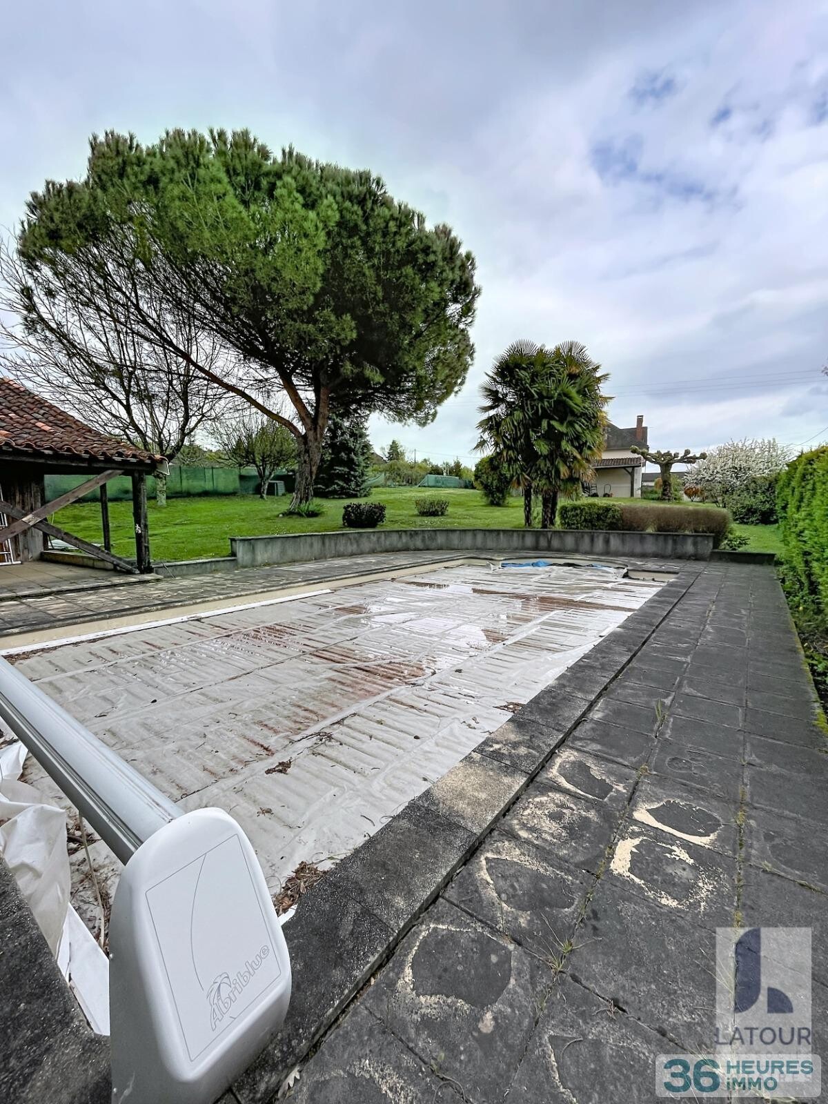 Maison avec garage jardin et piscine