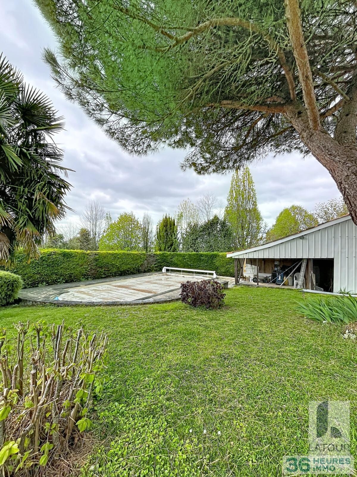 Maison avec garage jardin et piscine