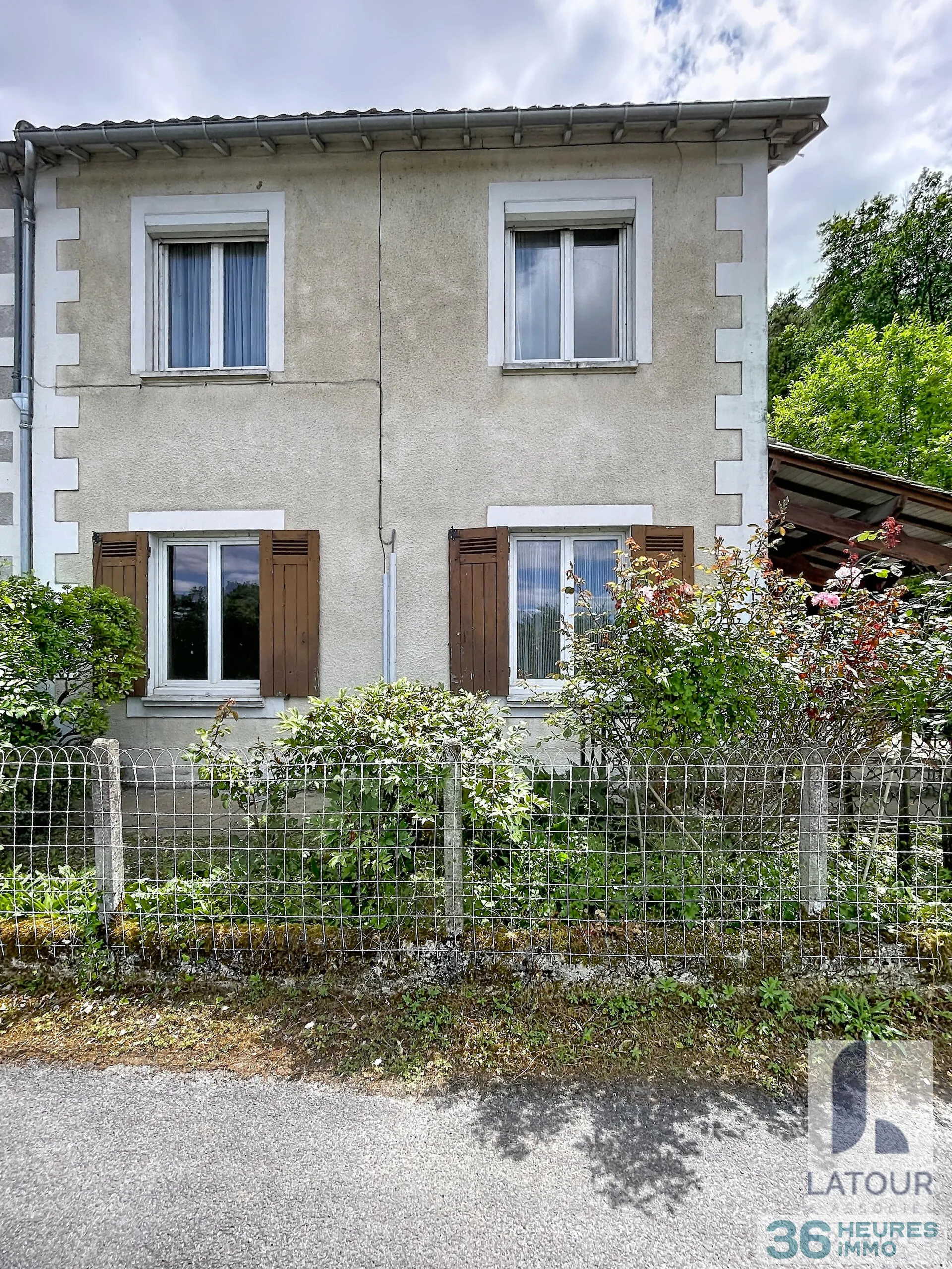 Maison avec vaste terrain boisé