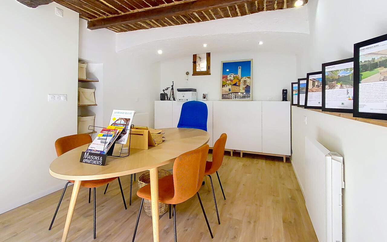 Photo de couverture AGENCE DU VILLAGE - OMA